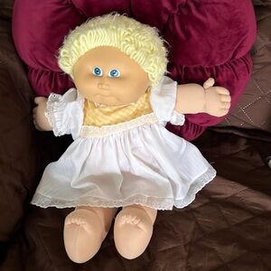 Vintage Cabbage Patch doll. Blonde, blue eyes